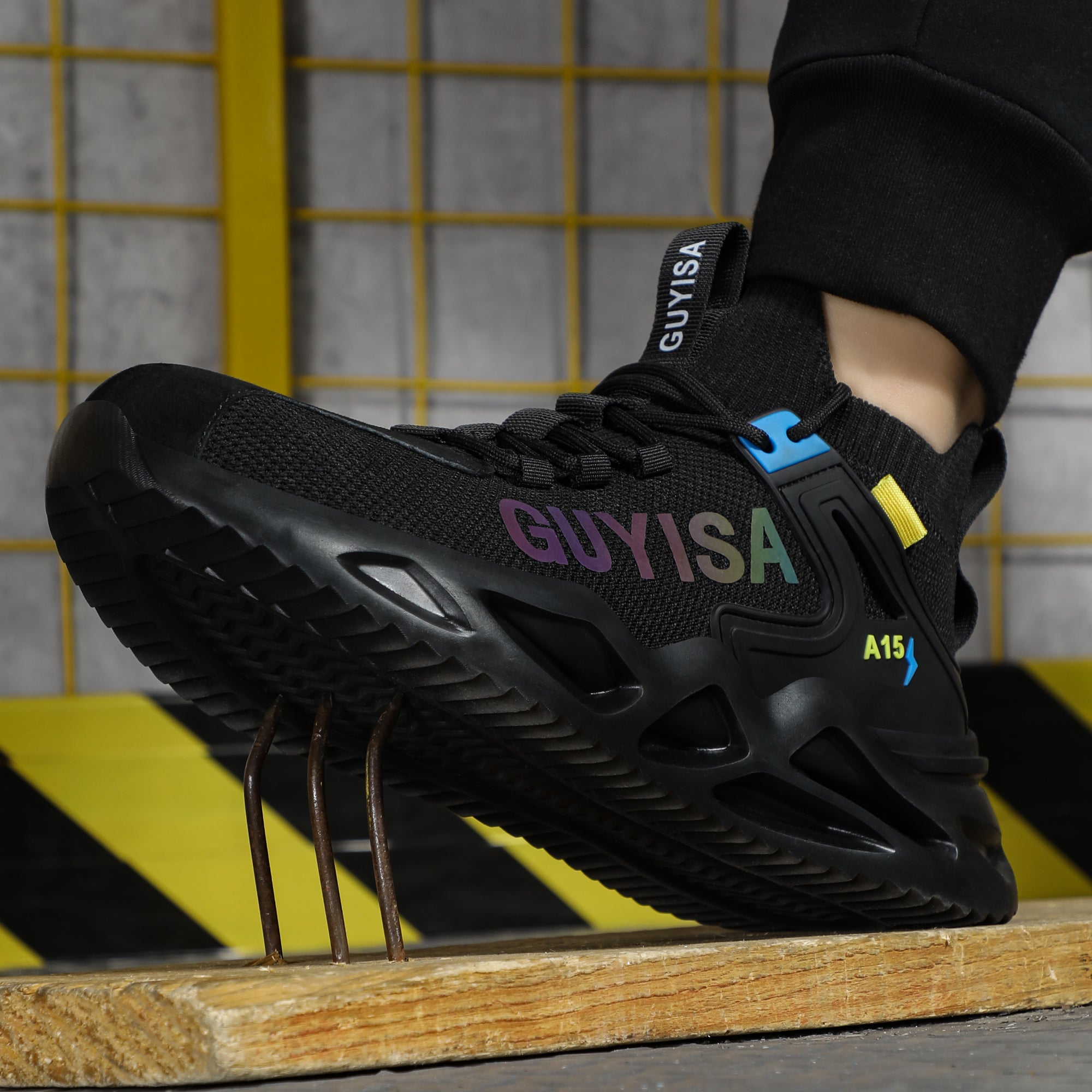 Schuh Schwarz auf gelb-schwarzem Gitter, Ferse hoch