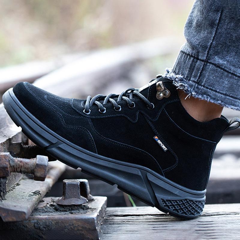 Braun-Grau Schuh getragen, Ferse angehoben auf Holzsteg