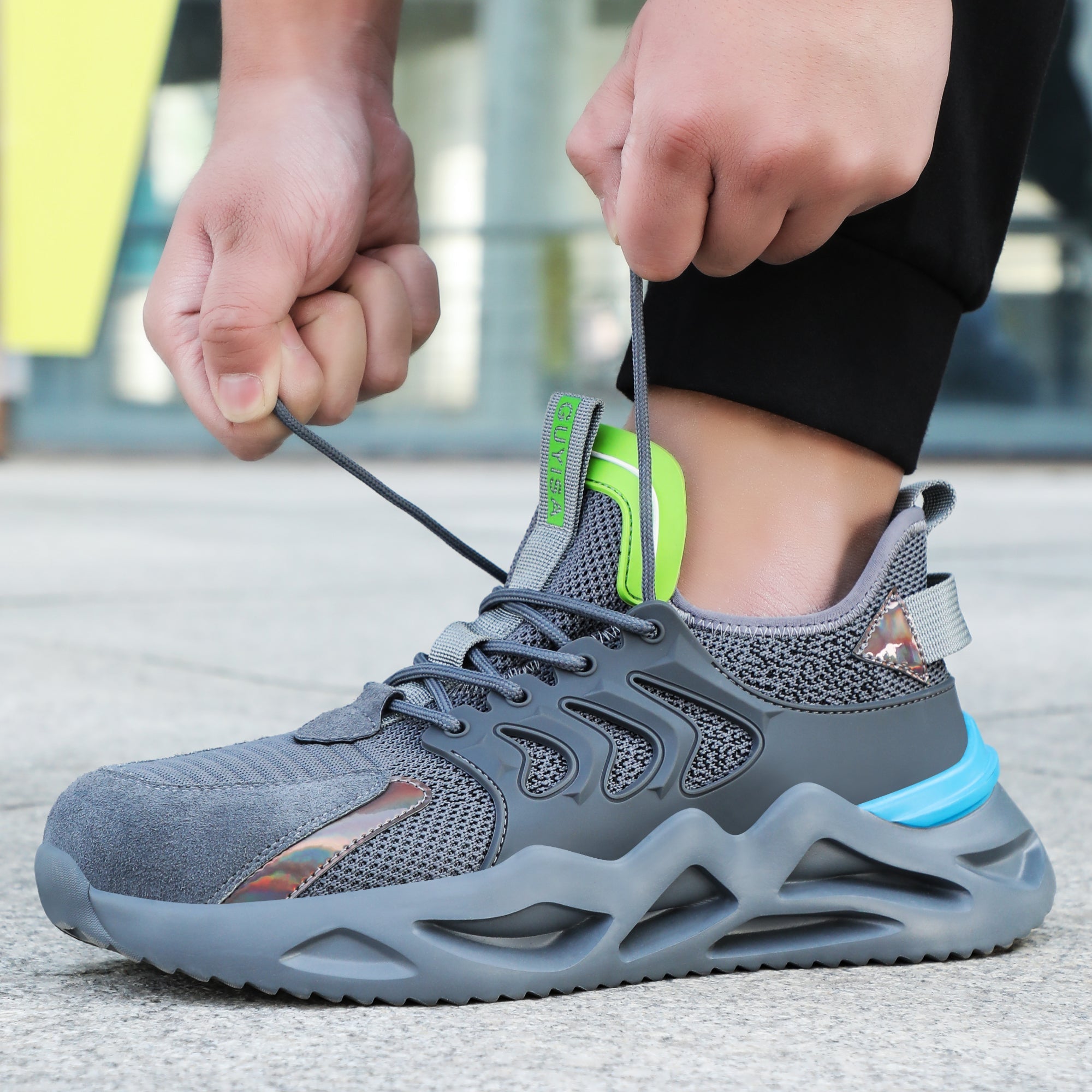 Schwarz-blauer Schuh auf gelbem Metall, Seitenansicht