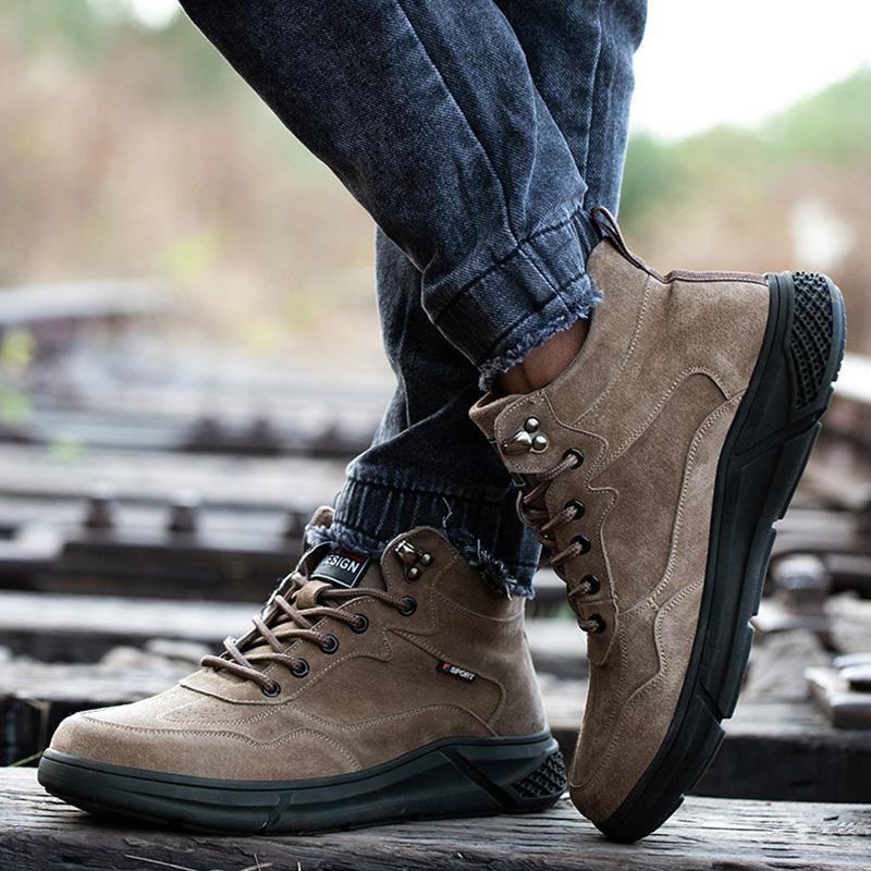 Schwarzer Schuh getragen, Ferse angehoben auf Asphalt