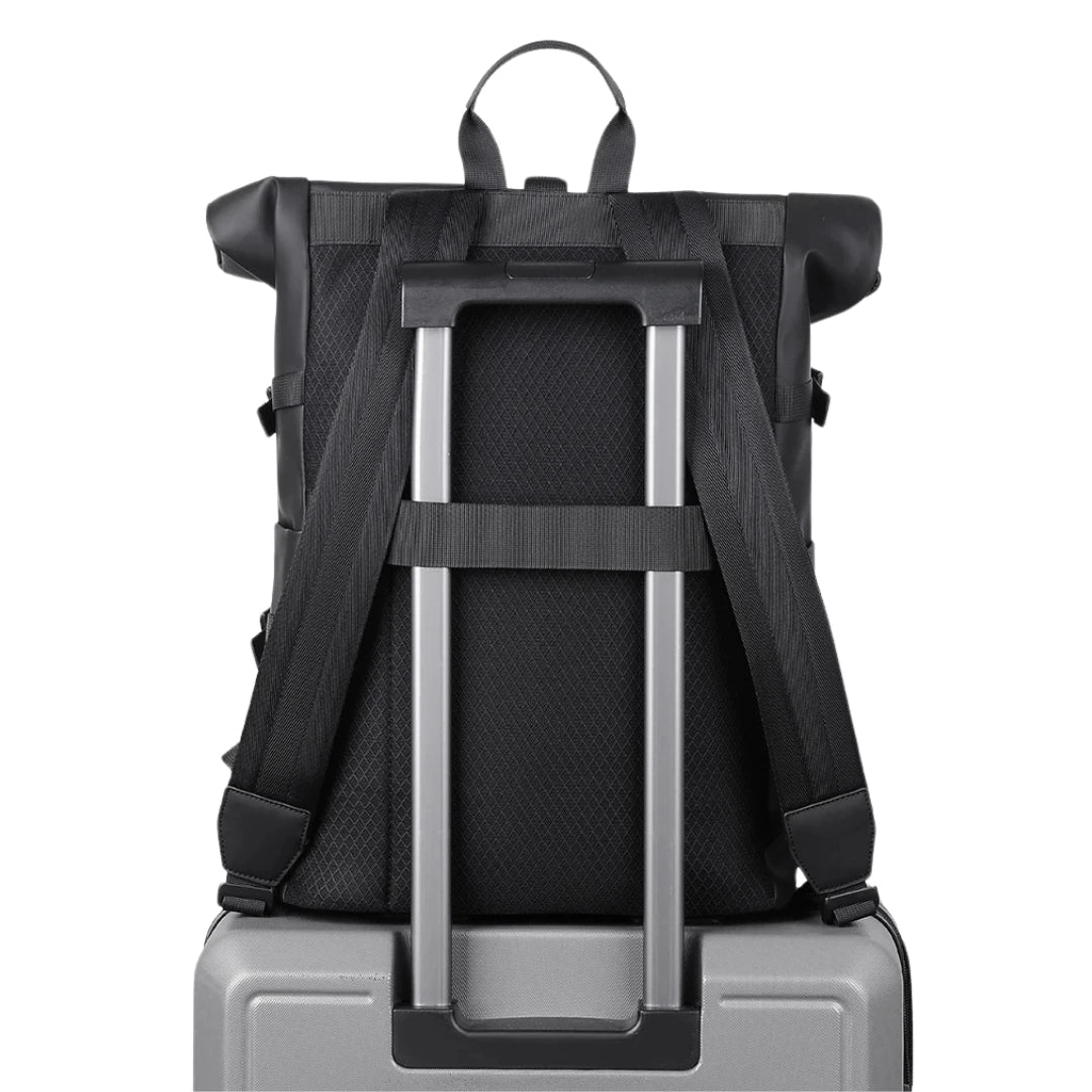 Innenraum des Rucksacks – Laptopfach, Organizerfächer und Karabinerhaken