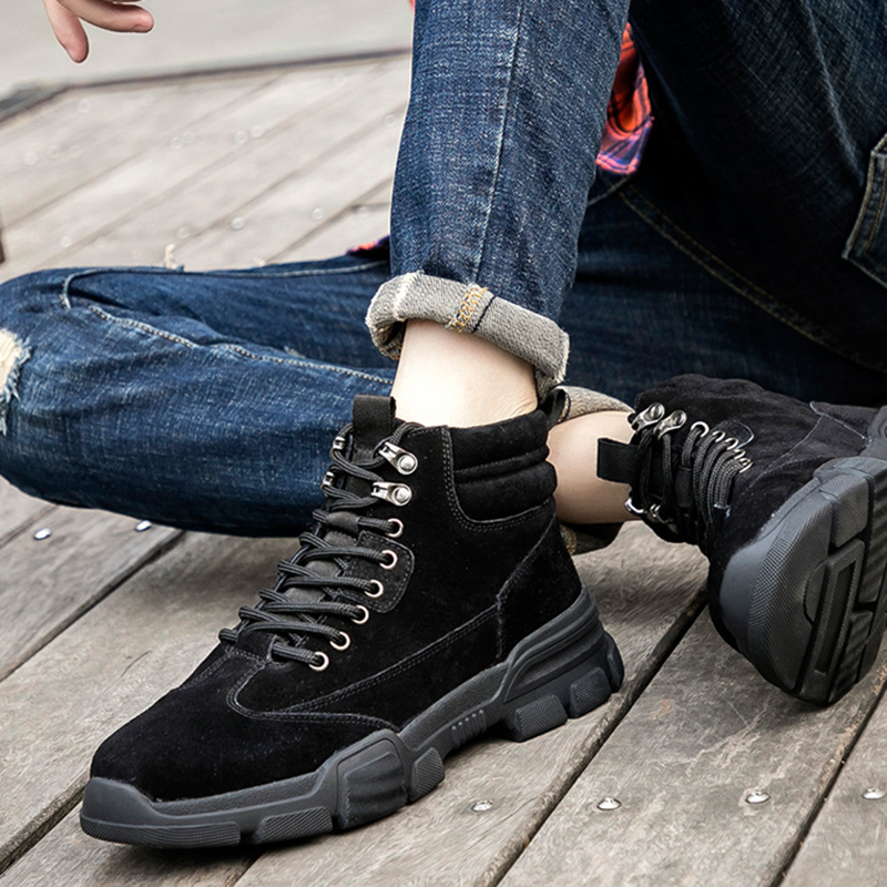 Schwarzer Stiefel getragen, Schnürung offen, Ferse angehoben