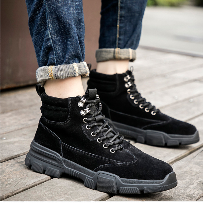 Paar Schwarze Stiefel getragen, Frontansicht auf Asphalt