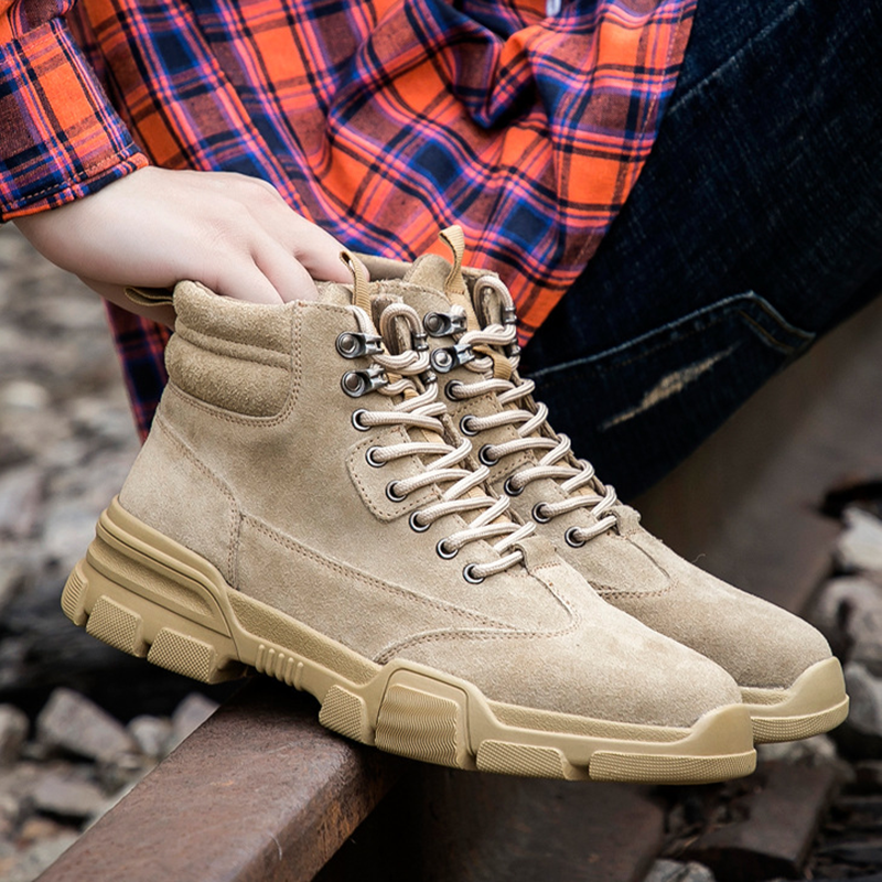 Paar Gelb getragen, Seitenansicht rechts im Waldweg