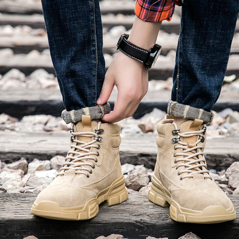 Nahaufnahme Gelber Stiefel, Hand fasst Schnürung – Detail