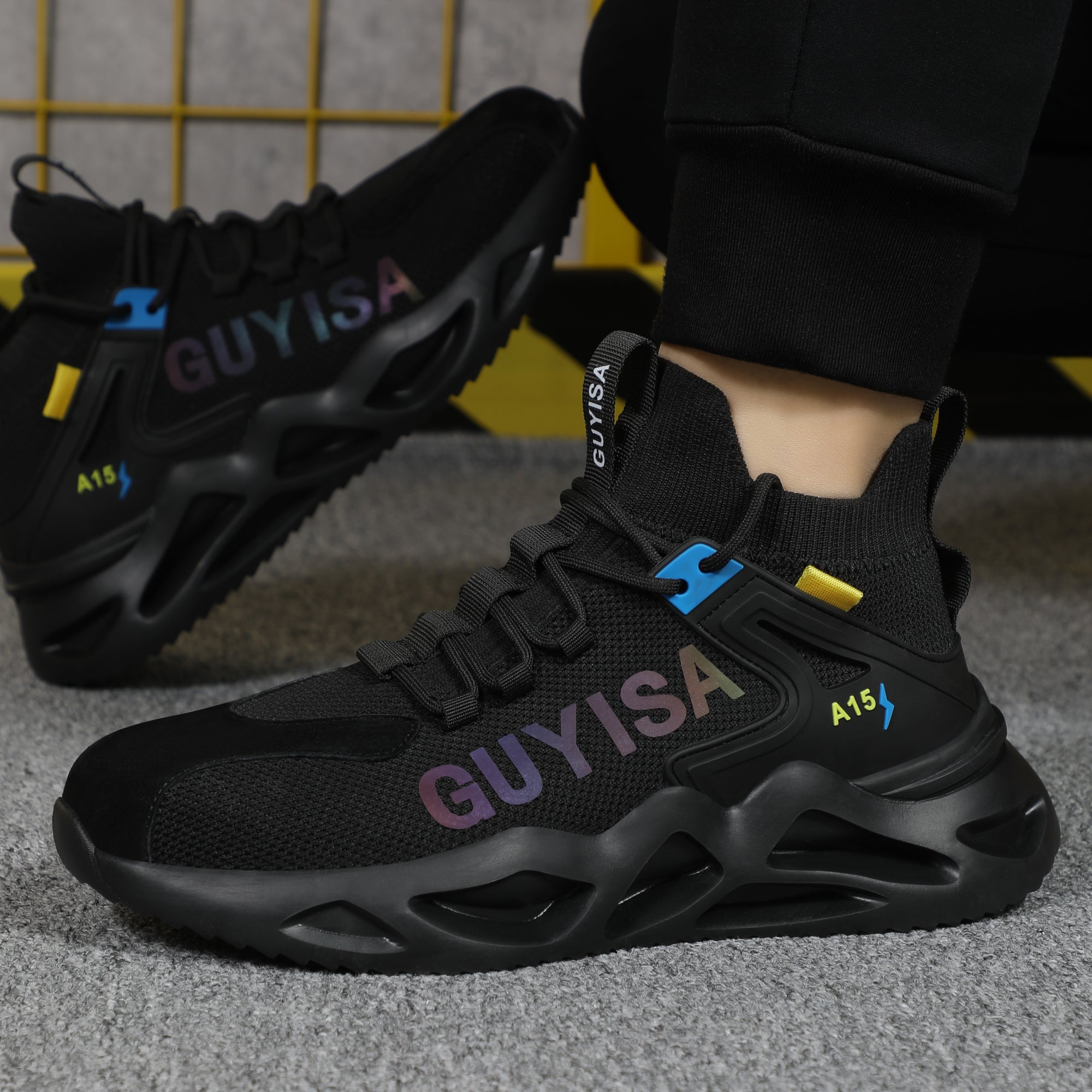 Paar schwarze Schuhe, Seitenansicht links (Studio)
