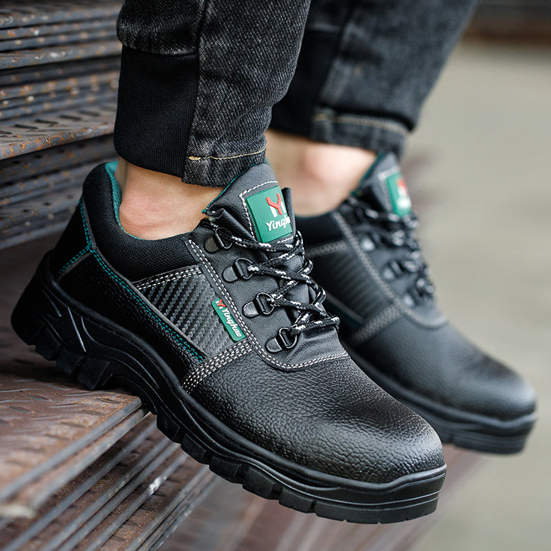 S3 Sicherheitsschuh Schwarz am Fuß, Test auf Asphalt