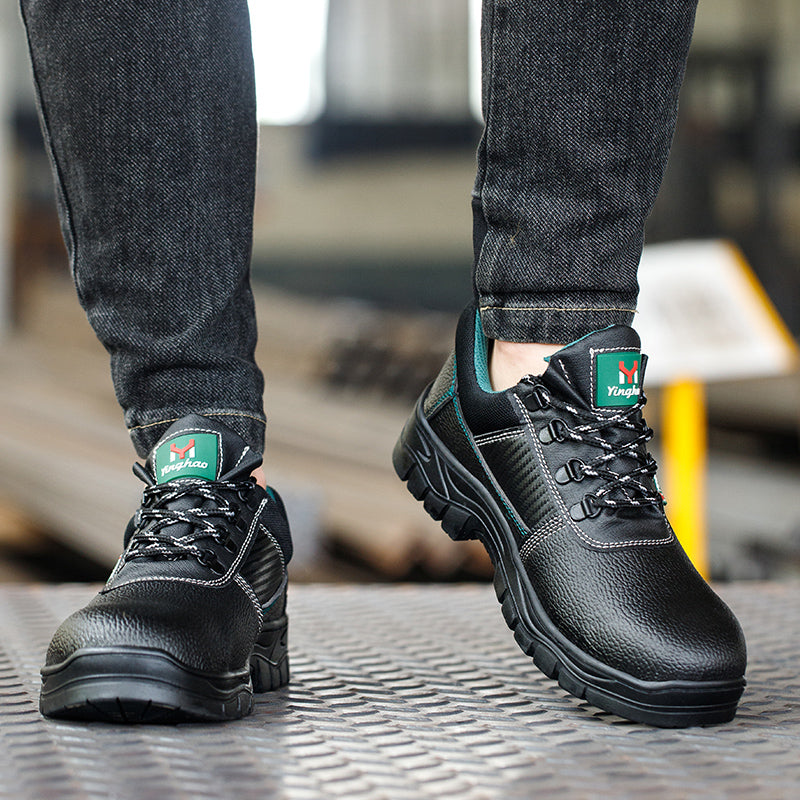 Paar S3 Arbeitsschuhe Schwarz – Frontansicht getragen