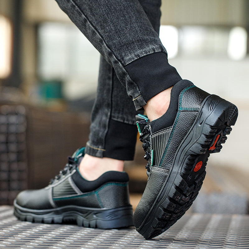 Stoßtest: S3 Schuh beugt Zehenbereich, Stahlkappe hält