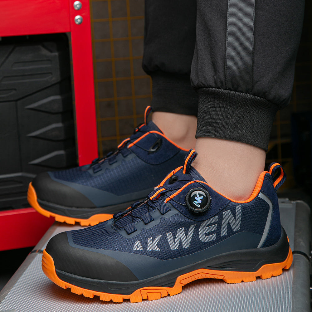 Navy/Orange Schuh getragen, Fuß an roter Box – Seitenansicht