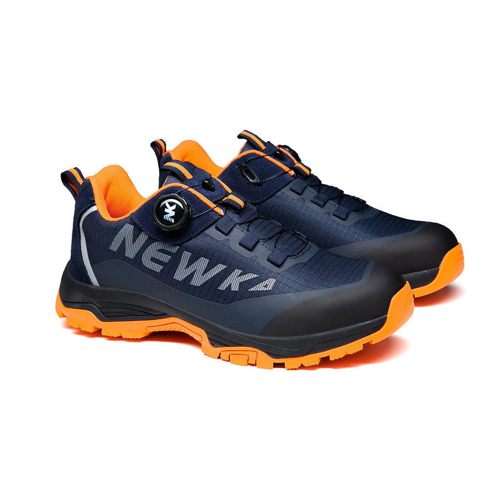 Paar Navy/Orange Schuhe schräg, rechter Schuh hebt Nose an