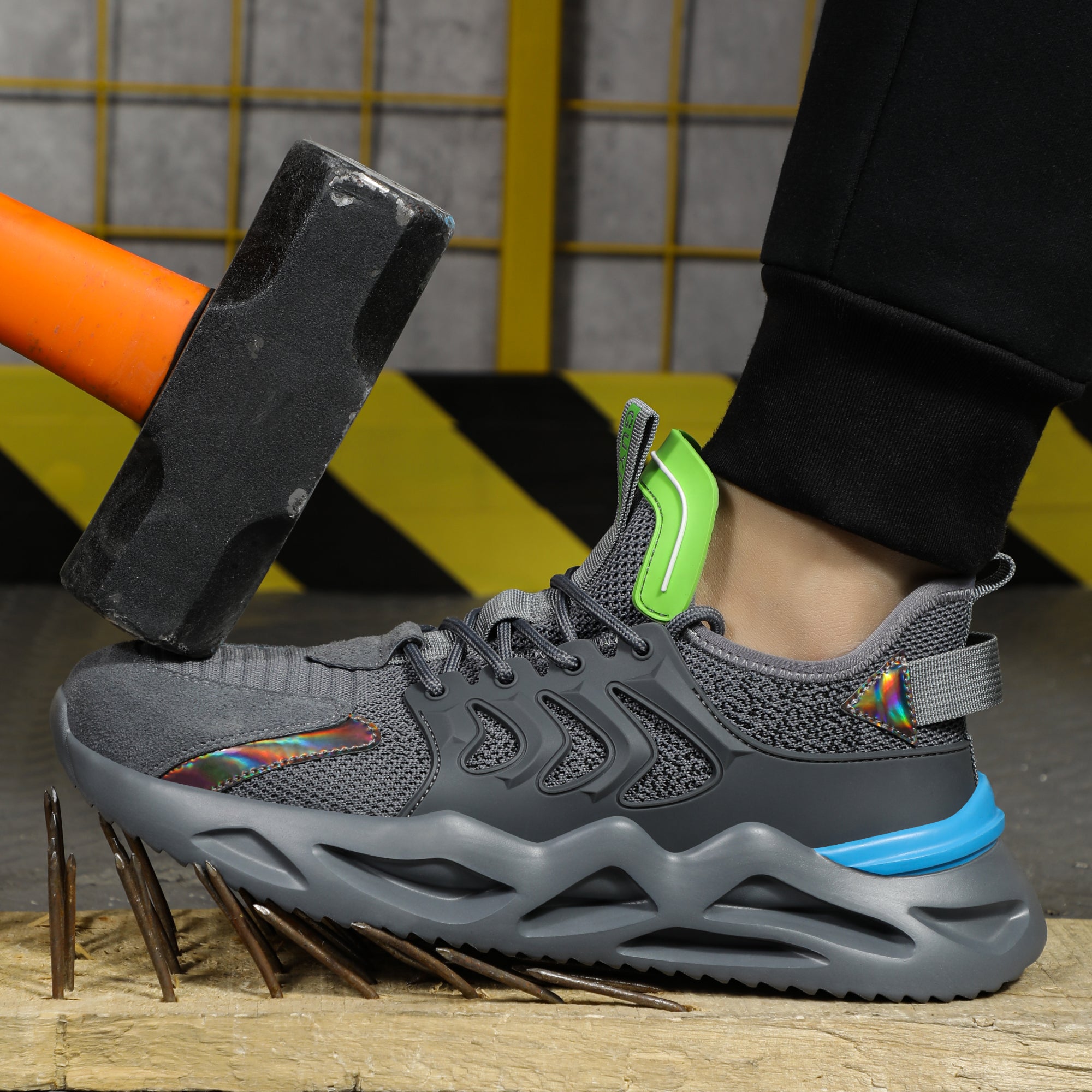 Grau-Grün Schuh im Schritt, Ferse angehoben