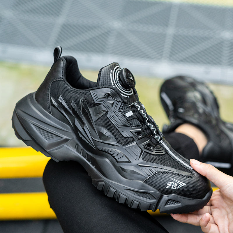 S3 Arbeitsschuhe Var. 3 Schwarz im Einsatz, kniend, SRC-Antirutschprofil auf Stahlboden