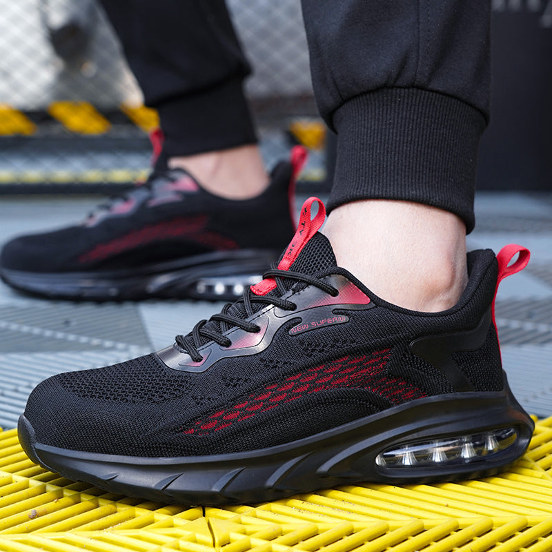 Grau-grüner Schuh tritt auf Metallgitter – Grip-Test