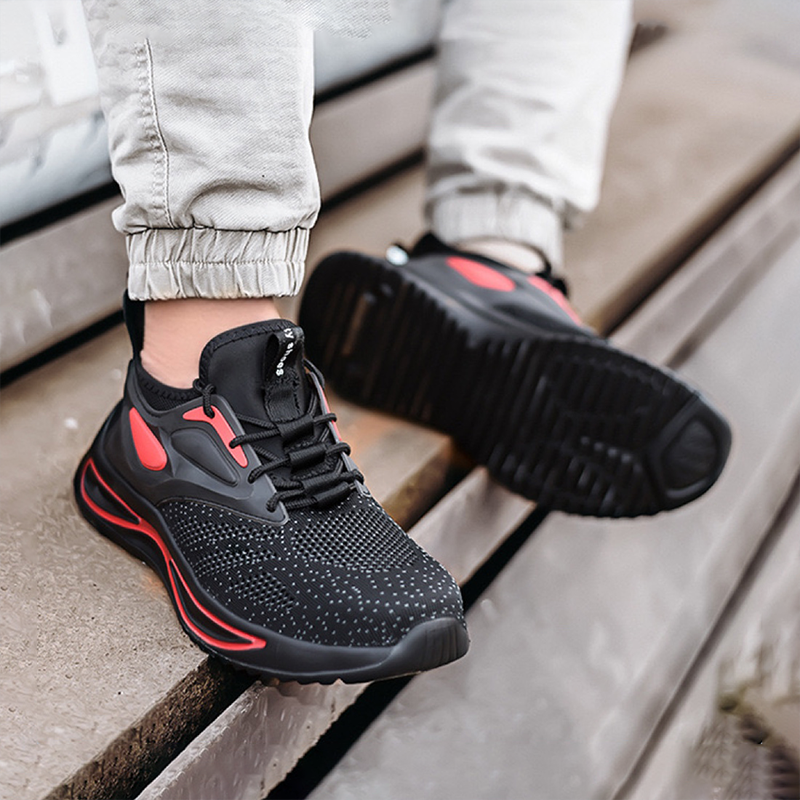 Alltagslook: S1P Sicherheitsschuhe Schwarz-Rot auf Holzstufen