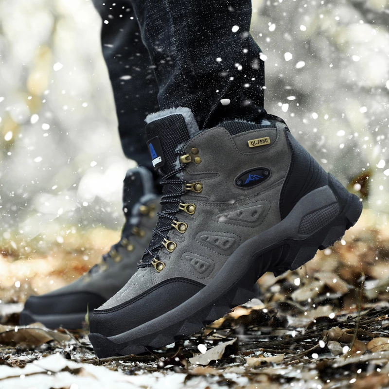 Dunkelgrauer Stiefel getragen, Schritt auf Waldweg – Profil sichtbar