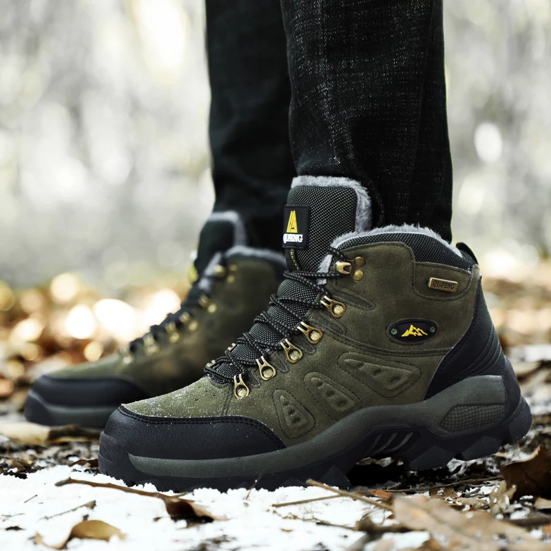 Olivgrüner Stiefel getragen, tritt auf Laub-Boden, Outdoor-Szene