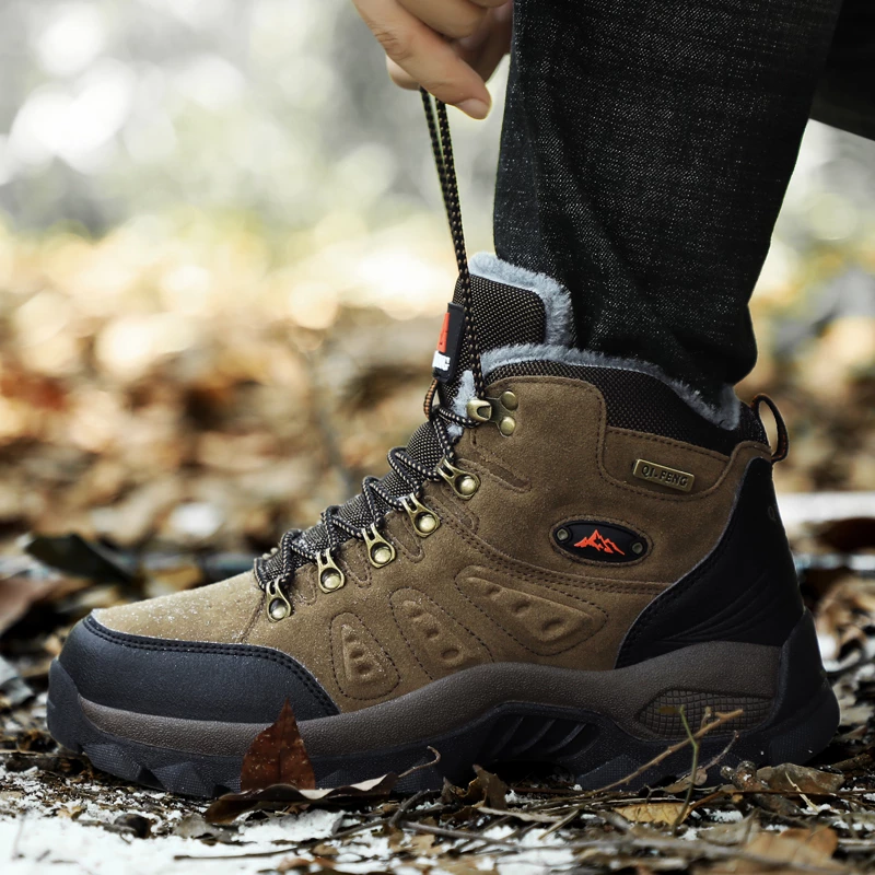 Braun-grüner Stiefel am Fuß, tritt auf Stein – Dämpfungstest