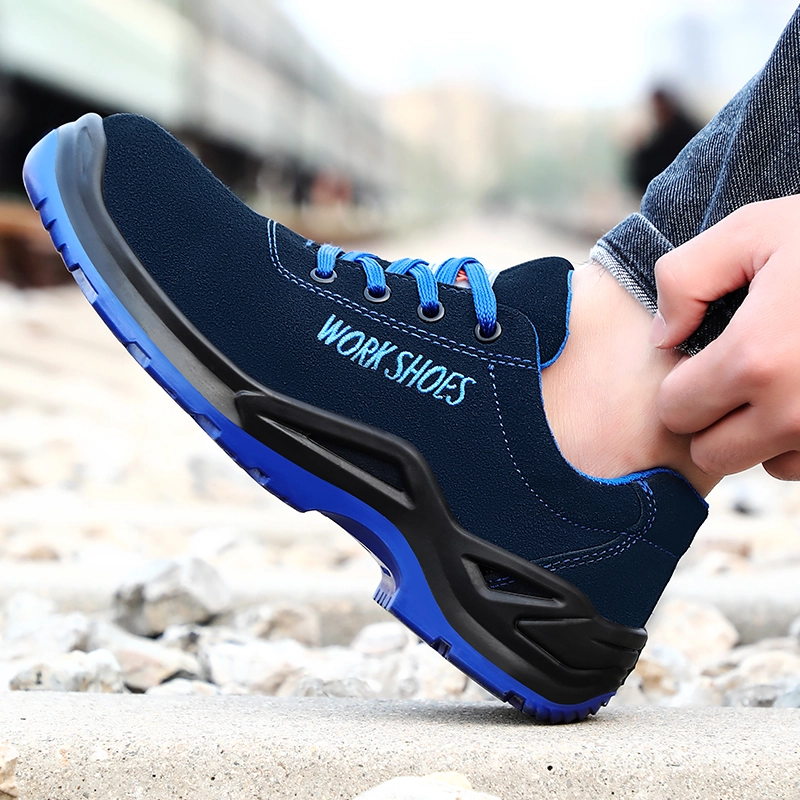 Hand zieht Schnürsenkel am Schuh Blau-Schwarz, Fuß auf Schotter