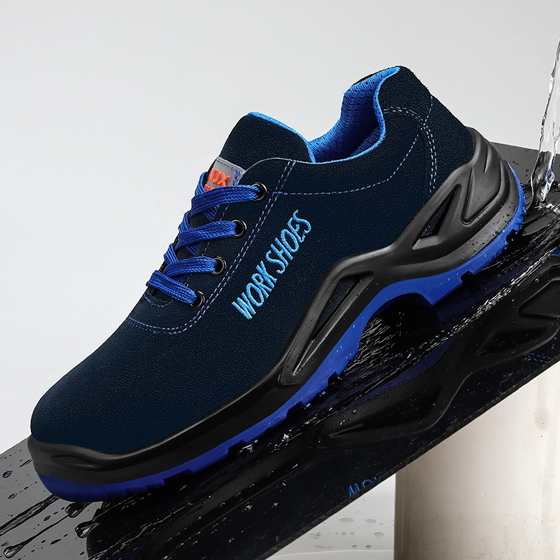 Schuh Blau-Schwarz, Studioansicht links auf schwarzem Sockel