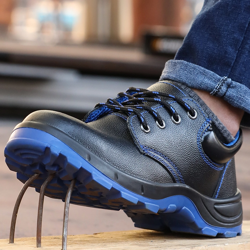 Schrittbewegung: Leder-Sicherheitsschuh Schwarz-Blau auf Palettenbrett