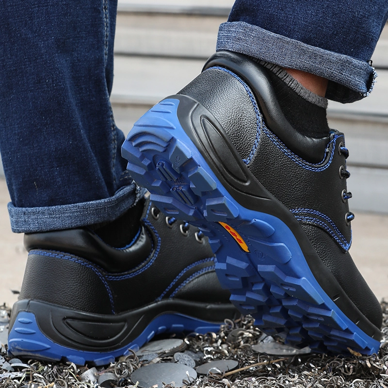 Grip-Test: antistatischer Schuh Schwarz-Blau auf Schotteruntergrund