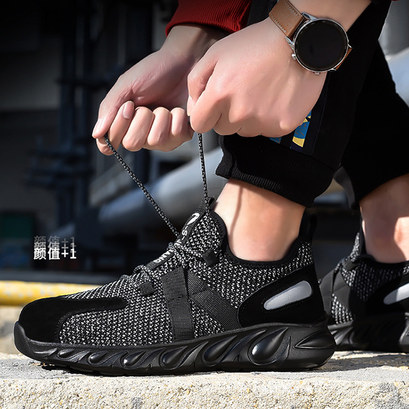 Schwarzer Schuh auf Reifen, Profil testet Abriebfestigkeit