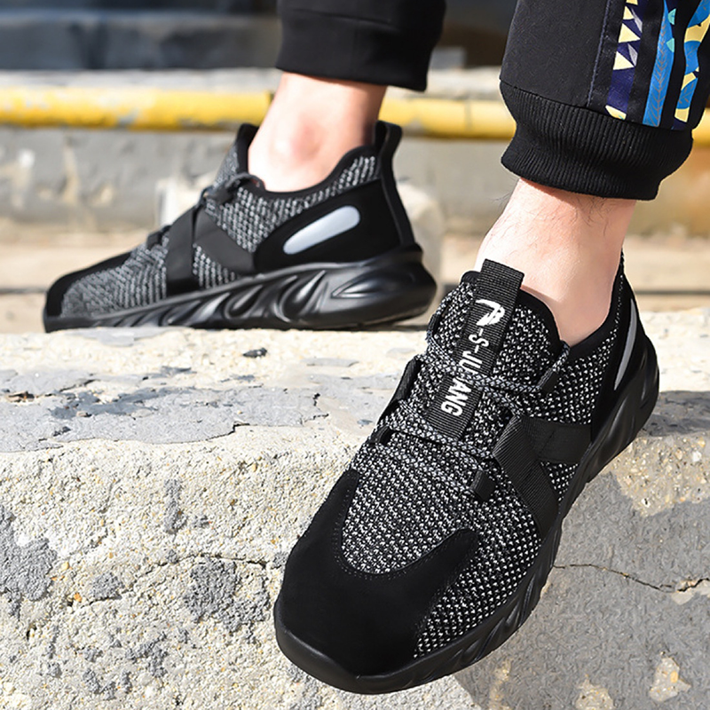 Schuh Schwarz am Fuß, Ferse angehoben, Profil Grip-Test