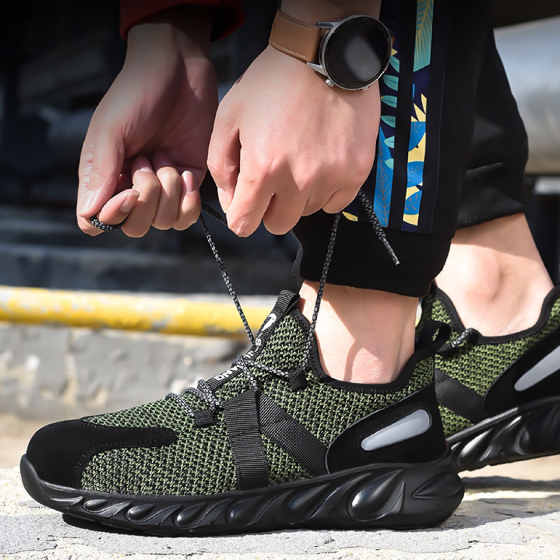 Schuh Schwarz auf rotem Teppich, Lifestyle-Foto