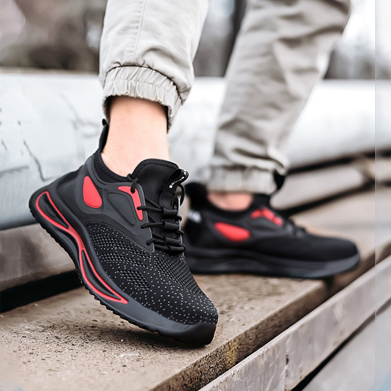 Hand hält leichten S1P Sicherheitsschuh Schwarz-Rot, 310 g