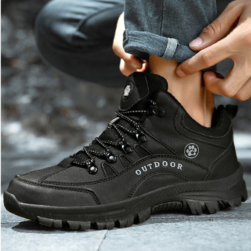 Grauer Schuh tritt auf vereisten Ast, Flex-Demo Sohle