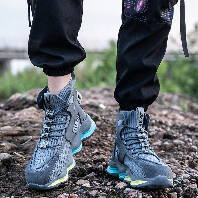 S1 Sicherheitsschuh Schwarz auf feuchtem Waldboden, Grip-Test