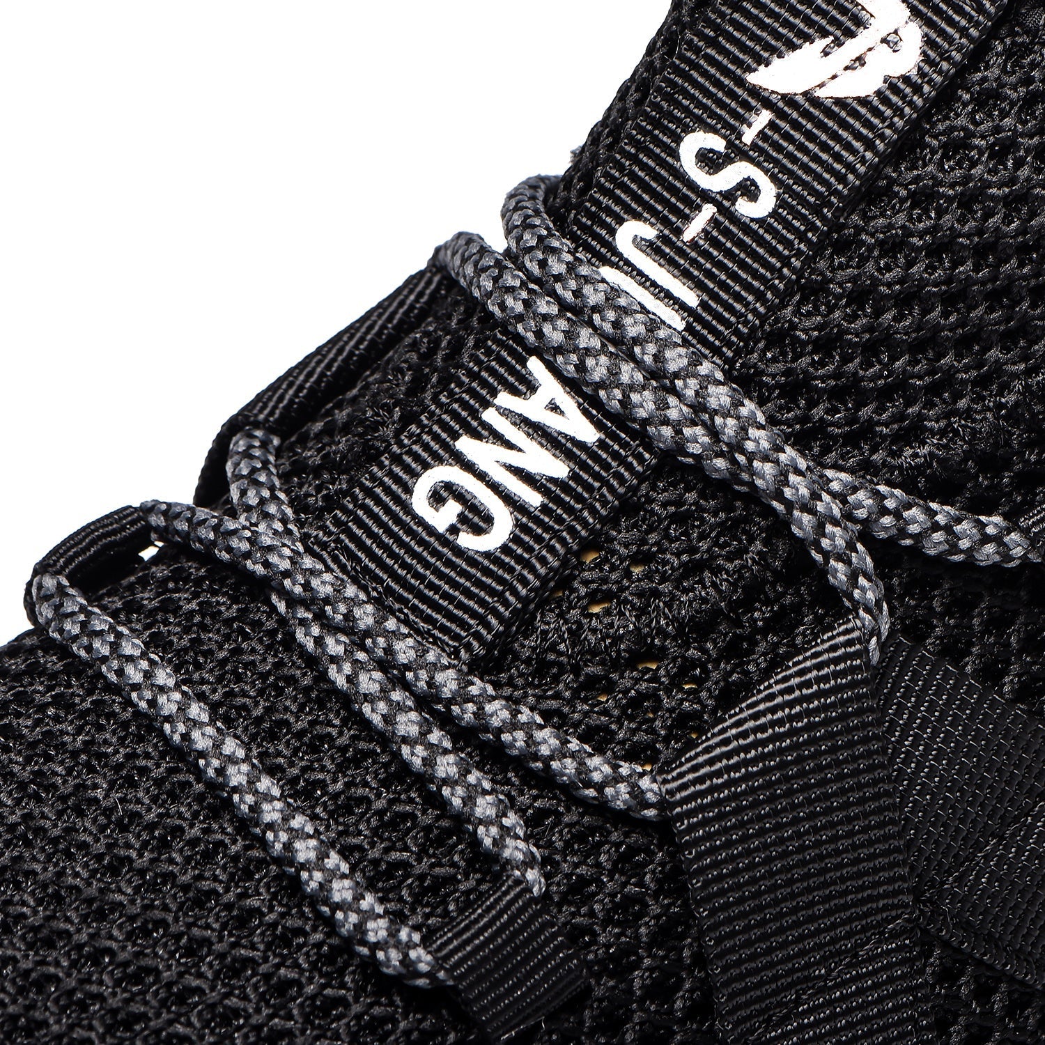 Paar Schuhe Schwarz am Fuß, Schrittbewegung auf Palette