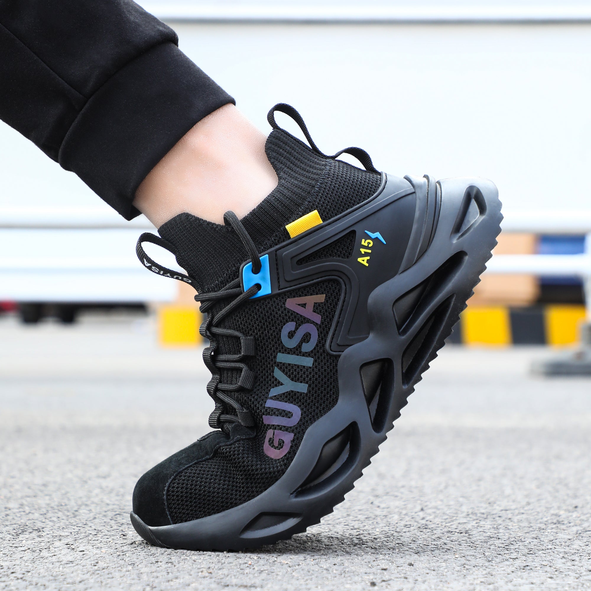 Schwarz-blauer Schuh auf Nagelbrett, Kevlar-Durchtrittschutz