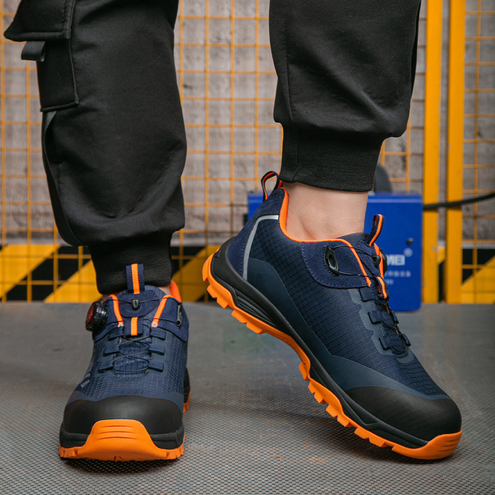 Navy/Orange Schuh getragen, Schritt auf Betonboden – Frontansicht