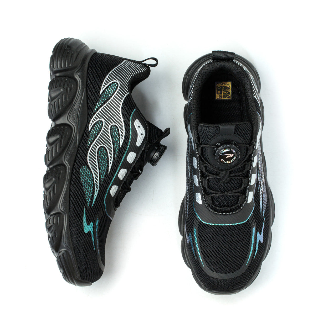 Paar Schuhe schräg frontal, reflektierende türkis Linien – Studio weiß