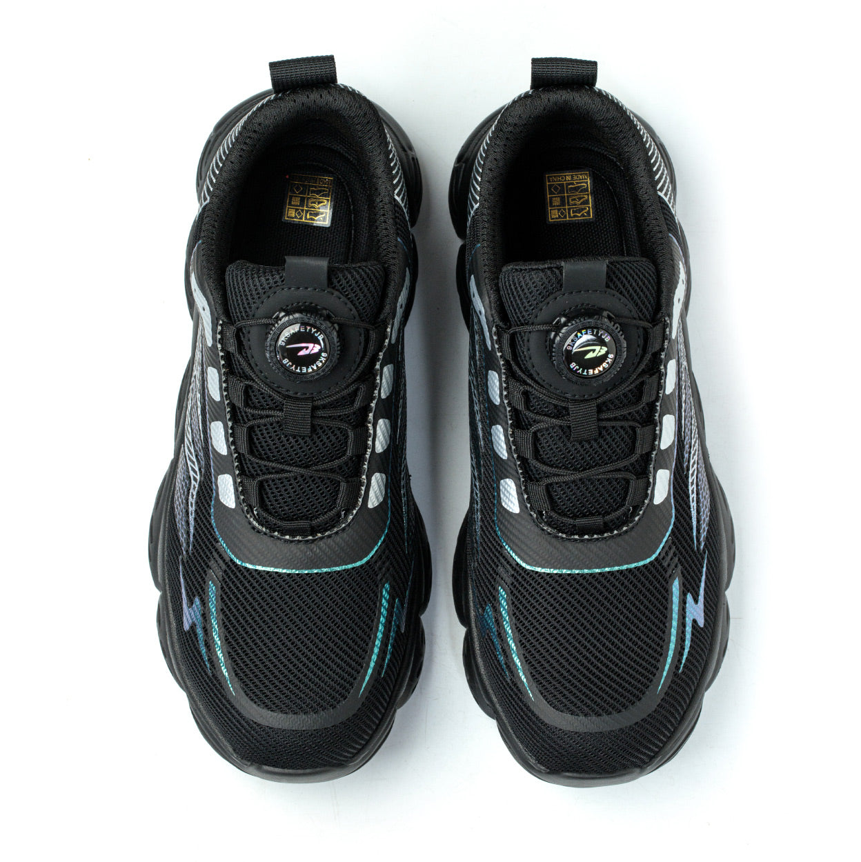 Paar Schuhe von oben, BOA-Drehverschlüsse und Stahlkappen-Laschen im Fokus