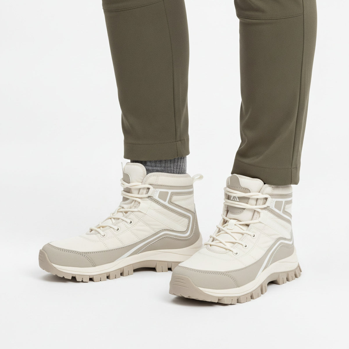 Henner Domea – Bequeme Outdoor-Schnürstiefel, warm gefüttert Wanderschuhe Damen in Beige – Frontalansicht im Studio