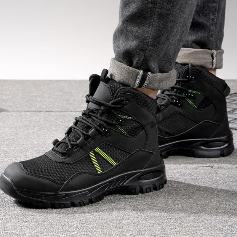 Schwarz-Grüner Stiefel getragen, Ferse angehoben – Grip-Test