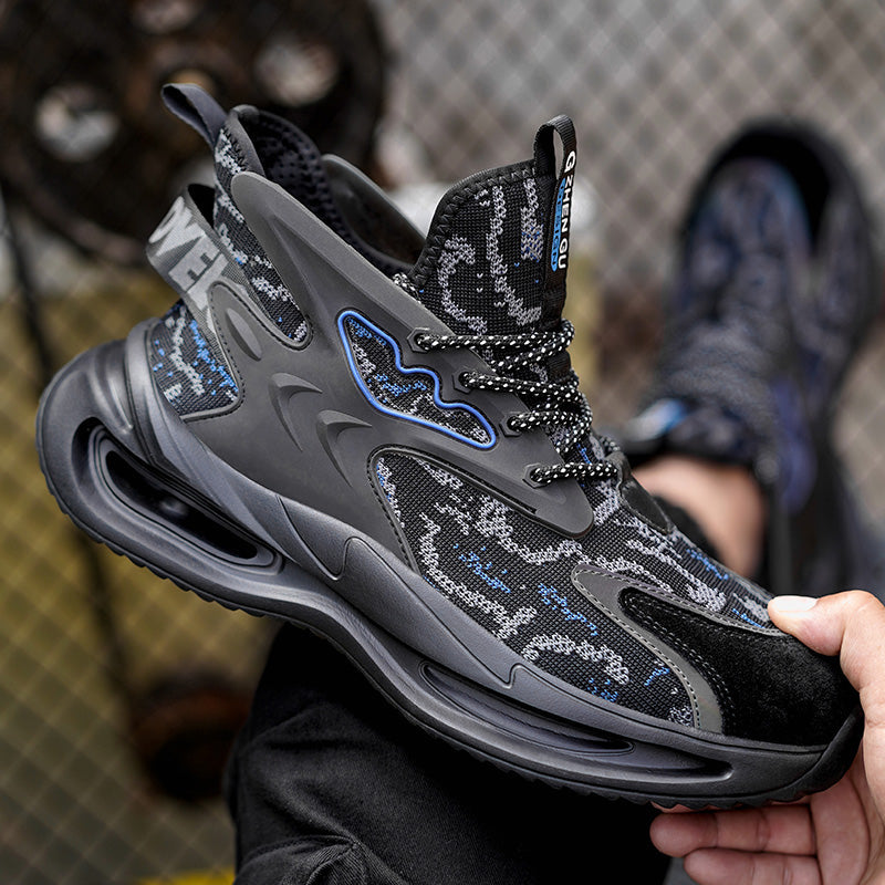 Sicherheitsschuhe Schwarz-Blau getragen, Seitenansicht Knöchel