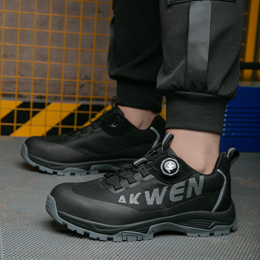 Navy/Orange Schuh getragen, Ferse angehoben, Profil sichtbar