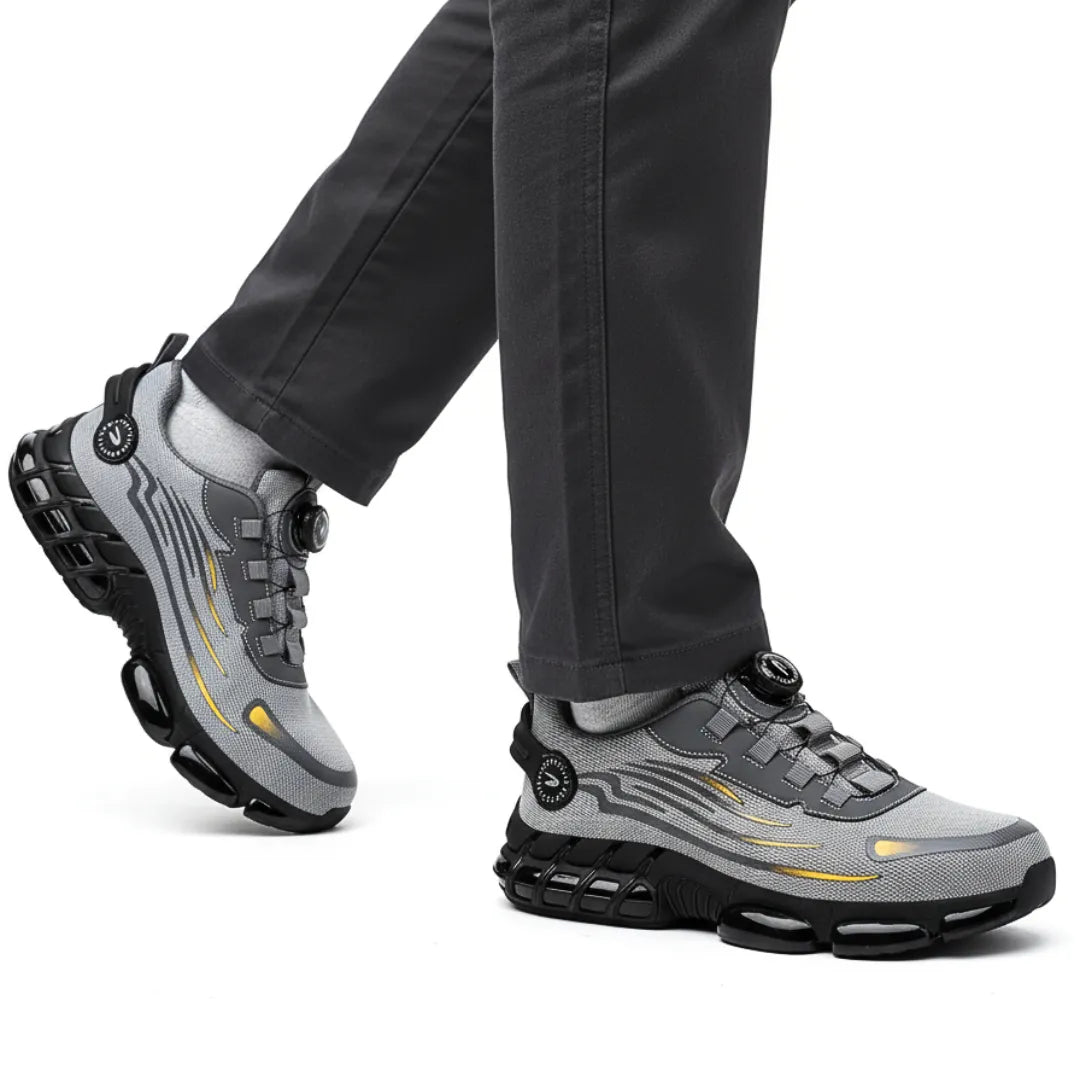 Henner Z90 getragen, stehende Pose, seitliche Ansicht, grau, mit Arbeitshose