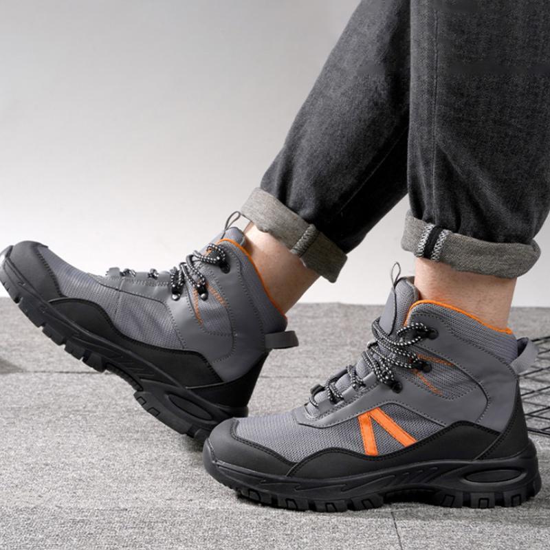 Schwarz-Grüner Stiefel am Fuß, Schritt auf Asphalt – Flex-Demo