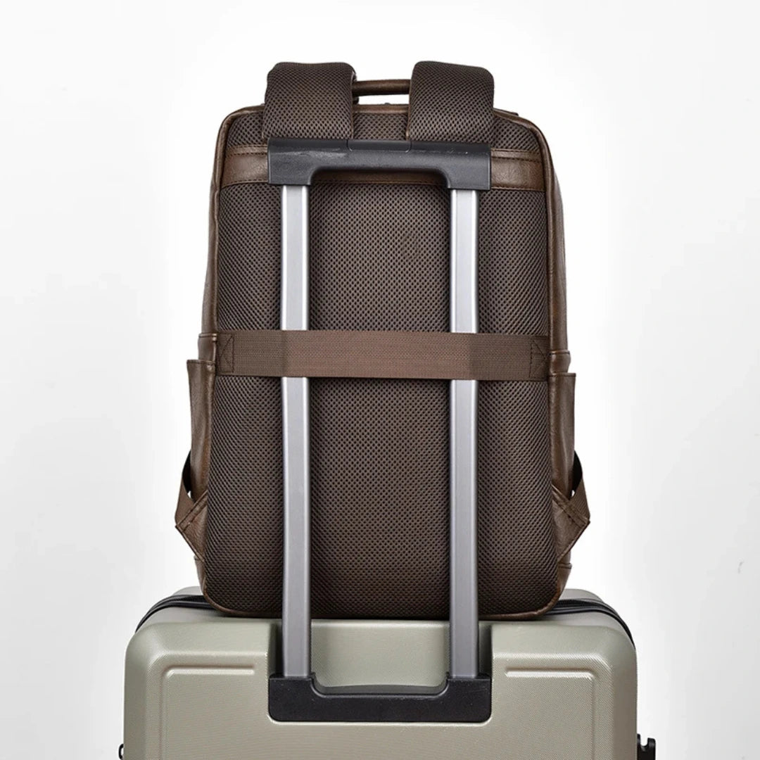 Rückansicht des Rucksacks – gepolsterte Schultergurte, atmungsaktives Rückenpolster