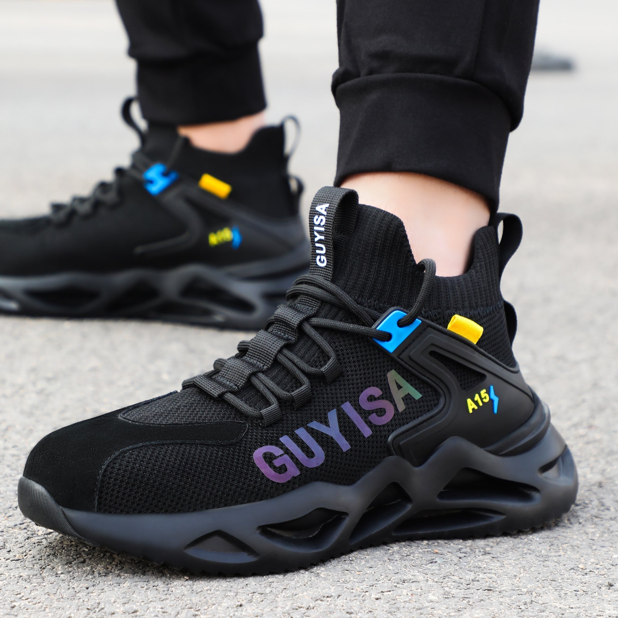 Schuh Schwarz „QUYISA“ am Fuß auf Asphalt, Seitenansicht
