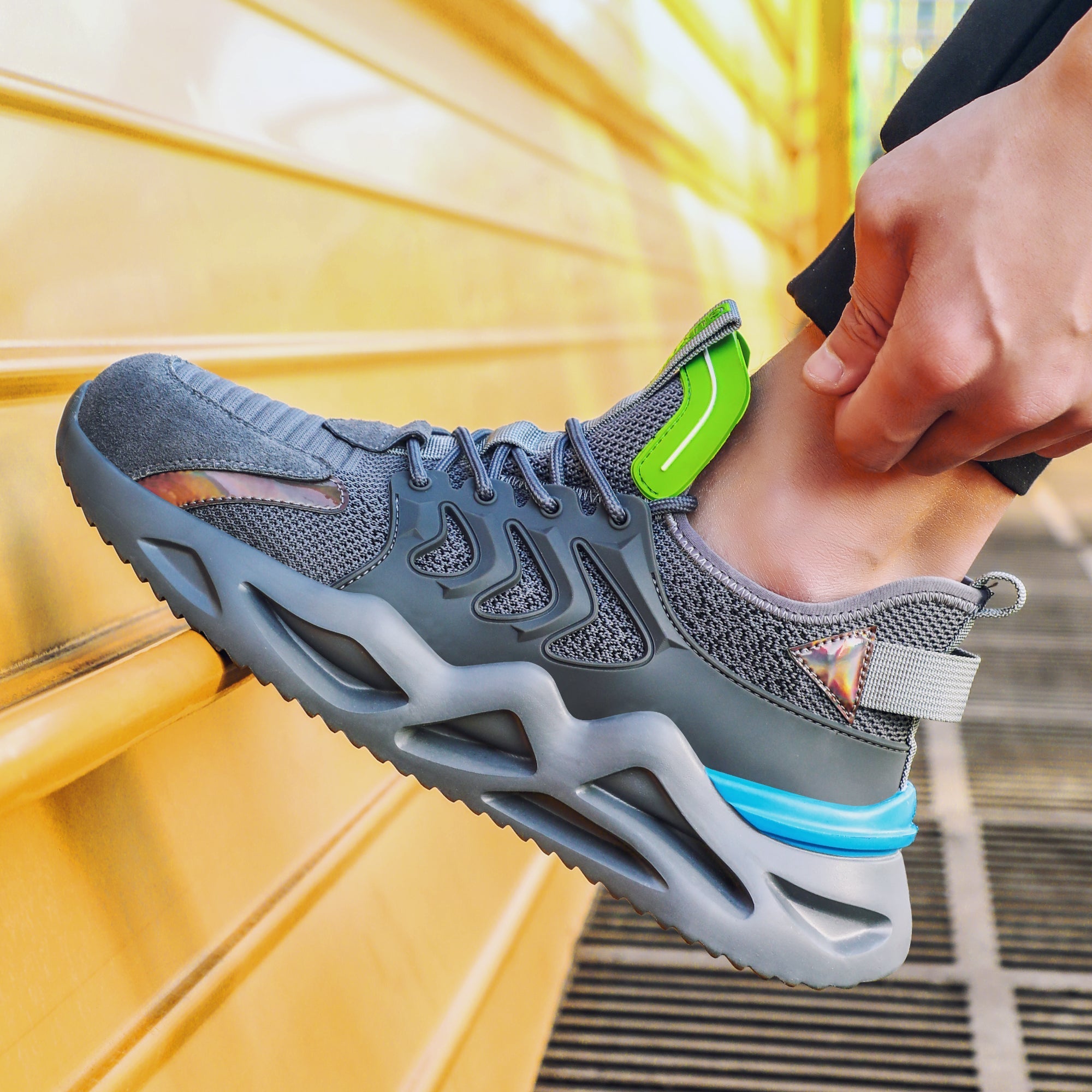 Grau-Grün Schuh Detail Schnellschnürung zugezogen