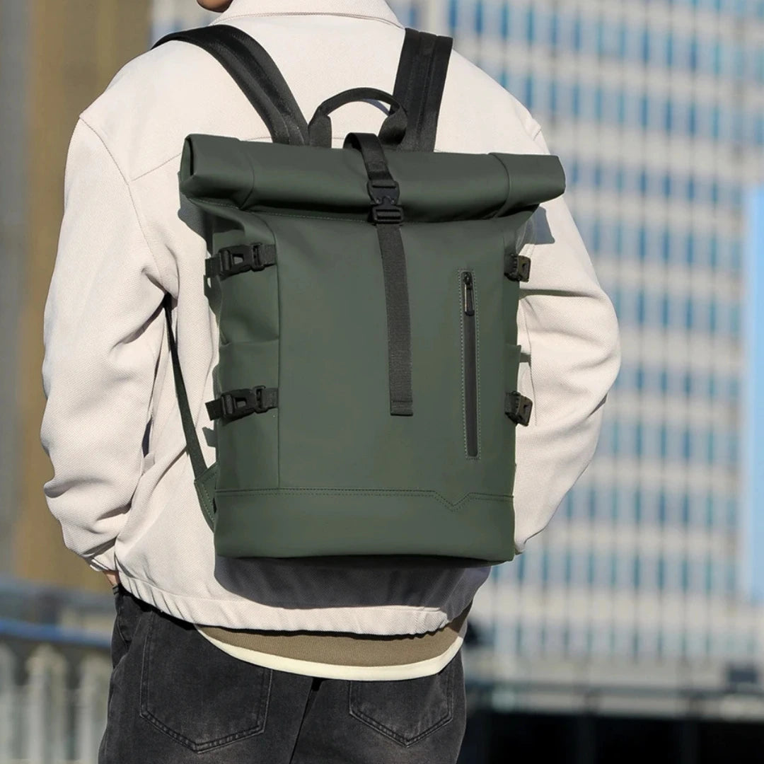 Henner Impact Rucksack in Grün – getragen von Modell in urbanem Setting