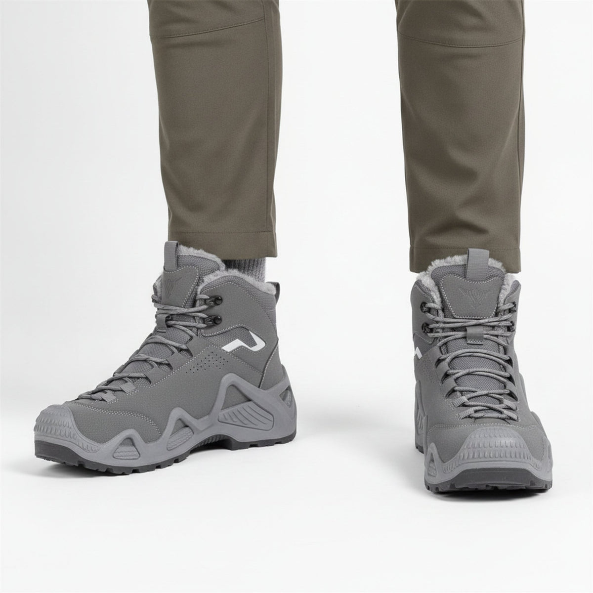 Henner Hennert Mount 2.0 Warmfutter Wanderschuhe Unisex in Grau – Frontalansicht im Studio