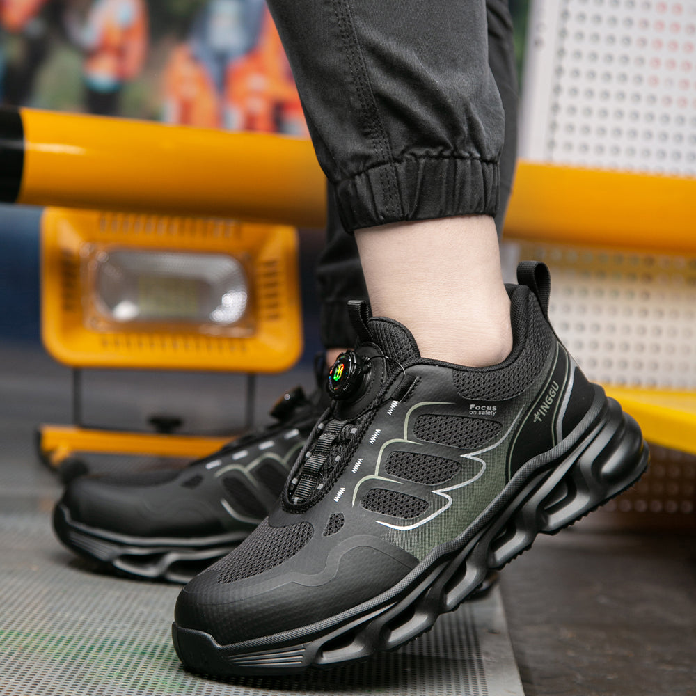 Paar Schuhe getragen, Front- & Seitenansicht beim Gehen durch Werkhalle