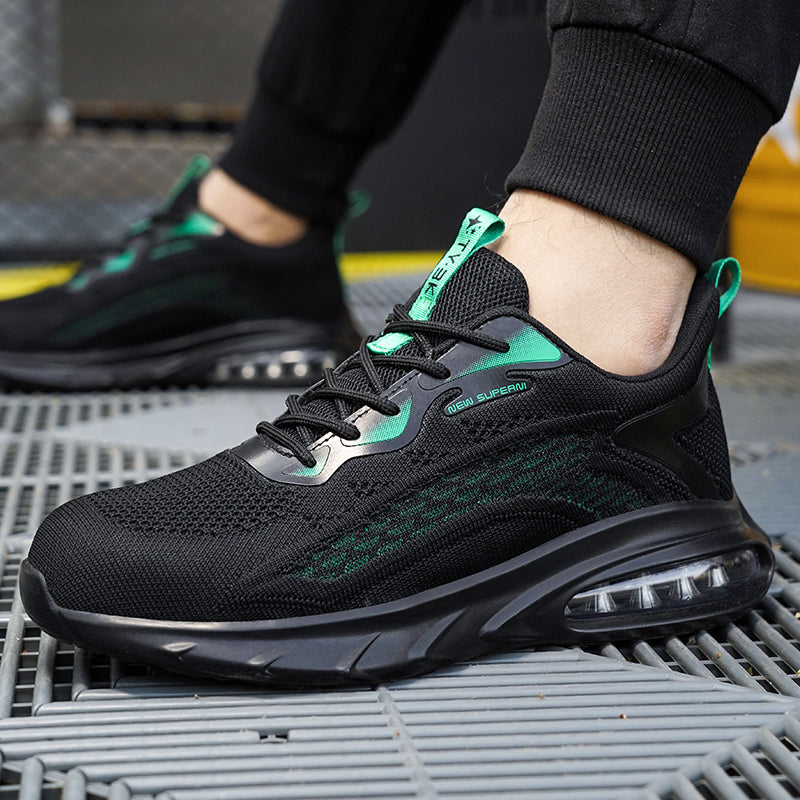 Schwarz-grüner Schuh wird gebunden, Detail Schnellschnürung